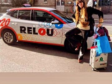 La classe Mme Lou Doillon devant nos voiture ecole à Rennes....Qui aurait aimé etre à la place de la voiture sur la photo....
#loudoillon #rennes #voyage...