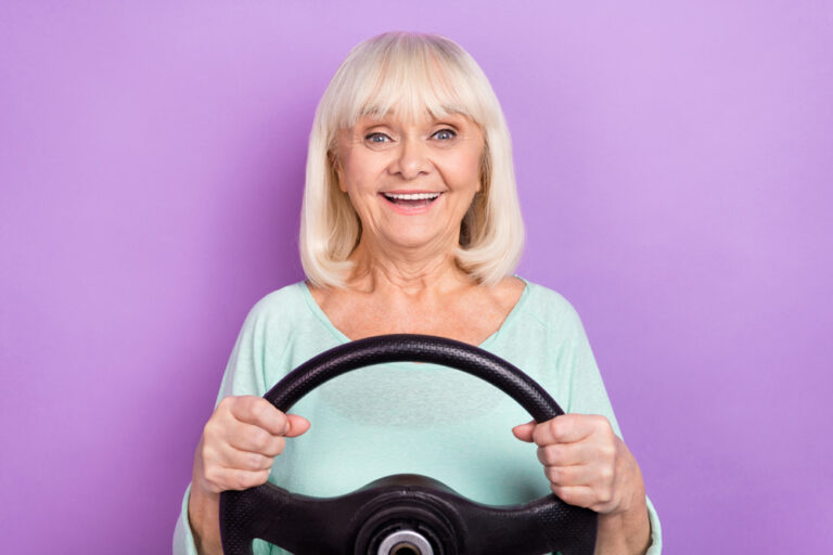 femme-senior-volant