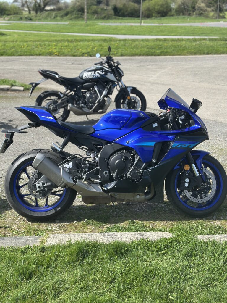 leçon de moto sur circuit privé à Chavagne avec Relou conduite