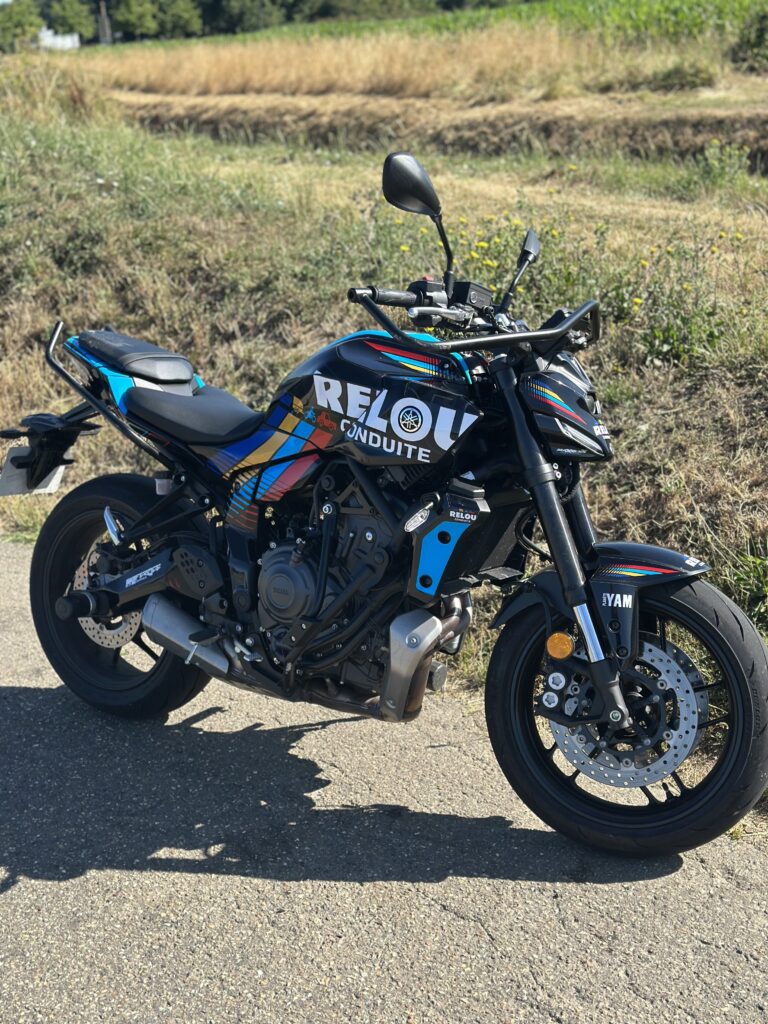Moto noire avec logo Relou conduite