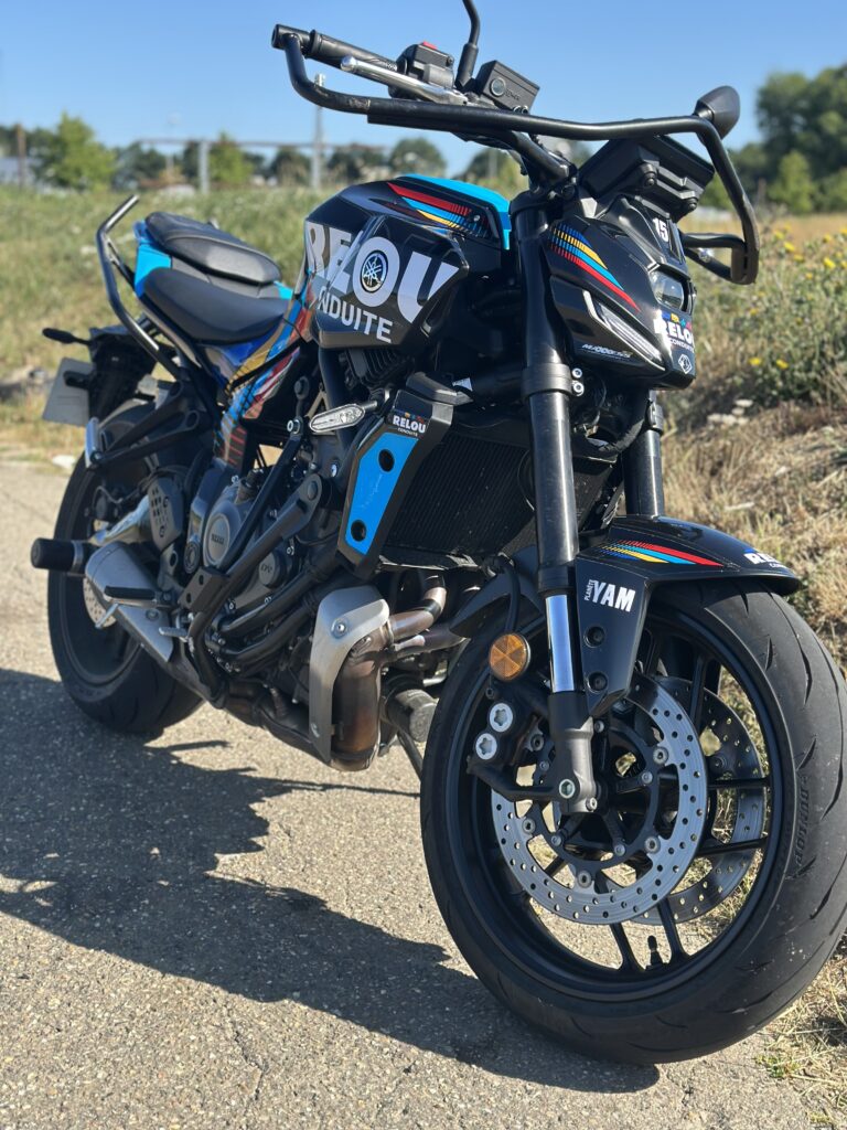 moto noir au flocage Relou