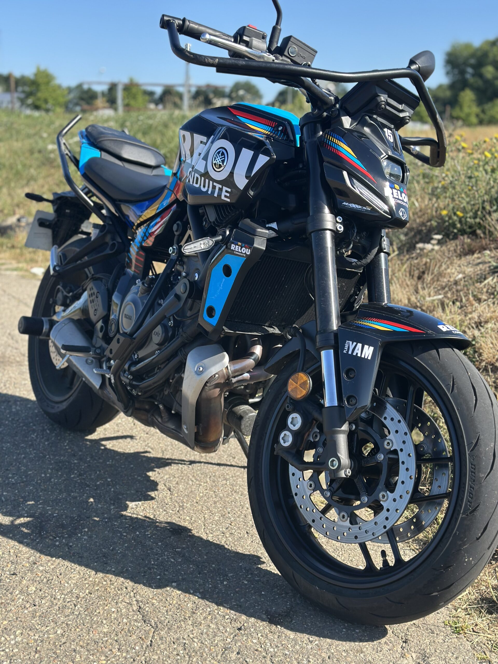 moto noir au flocage Relou