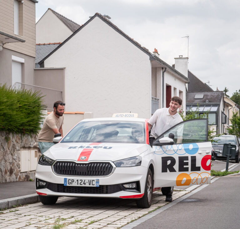 moniteur auto école et élève dans une voiture Relou conduite