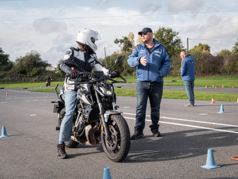 élève motard et moniteur moto sur cicruit à Rennes