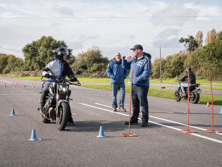 leçon de moto sur circuit privé avec moniteurs