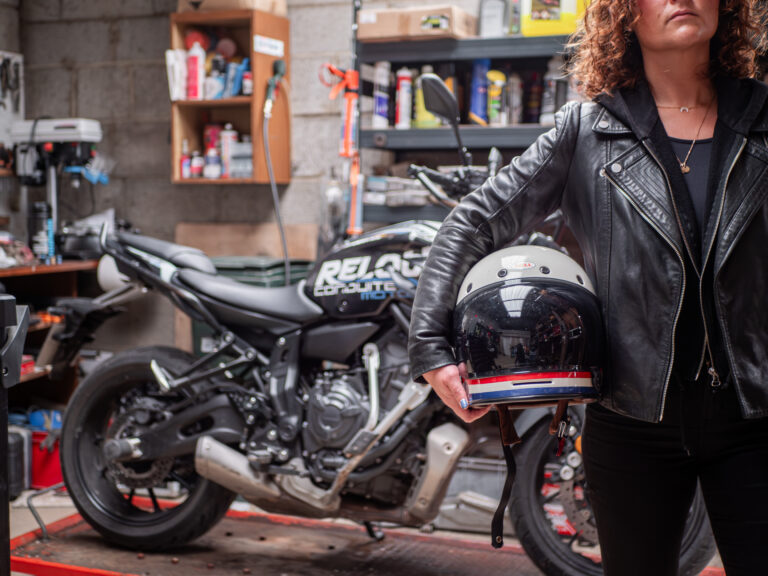 garage avec moto et jeune femme