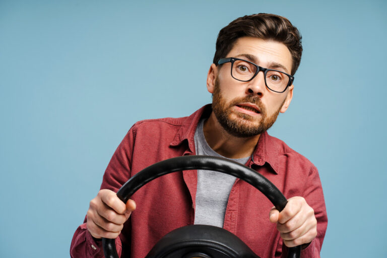 homme stressé au volant